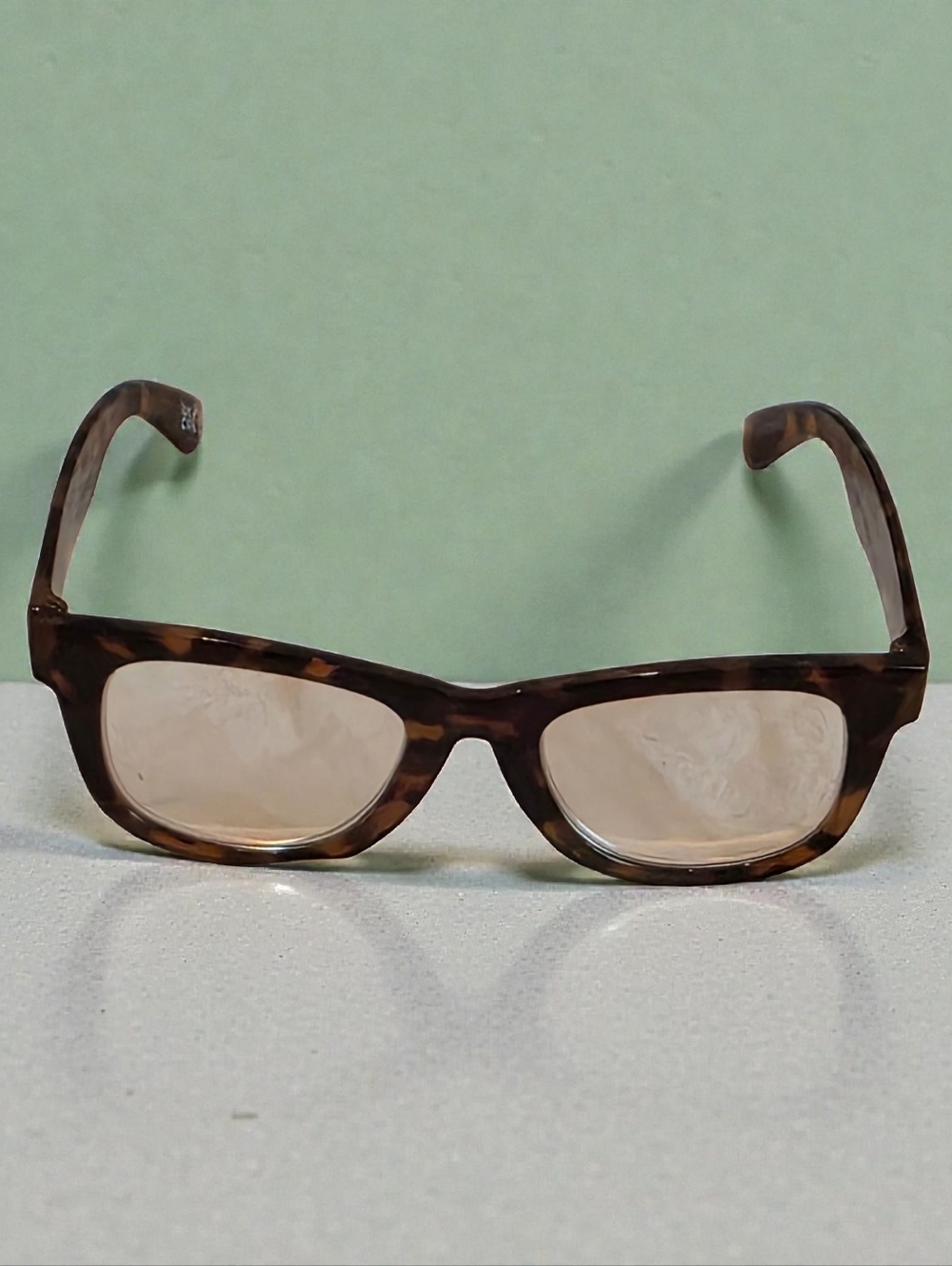 Betsey Johnson Reader 1.50 - Picture 2 of 3